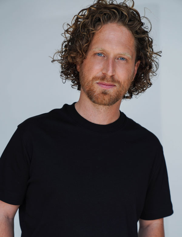 Mannelijk model met donkerblond haar Thomas L.