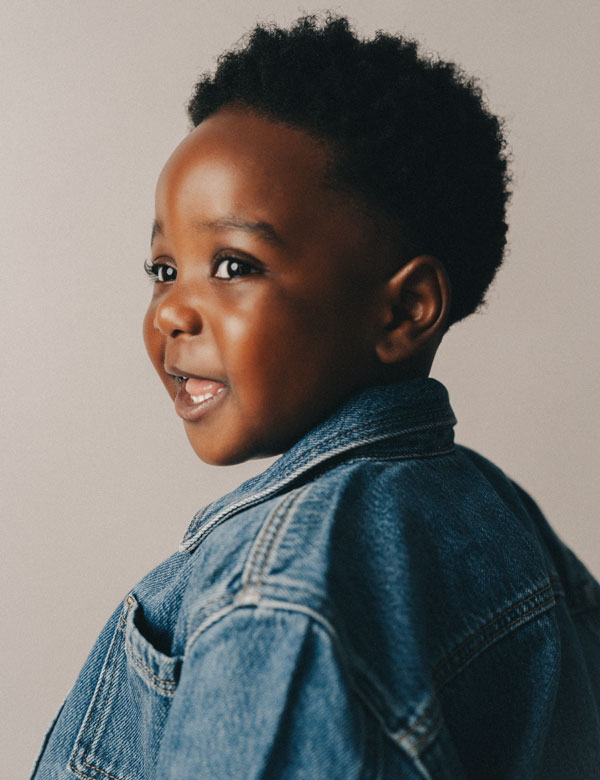 Kindermodel met zwart haar Zion