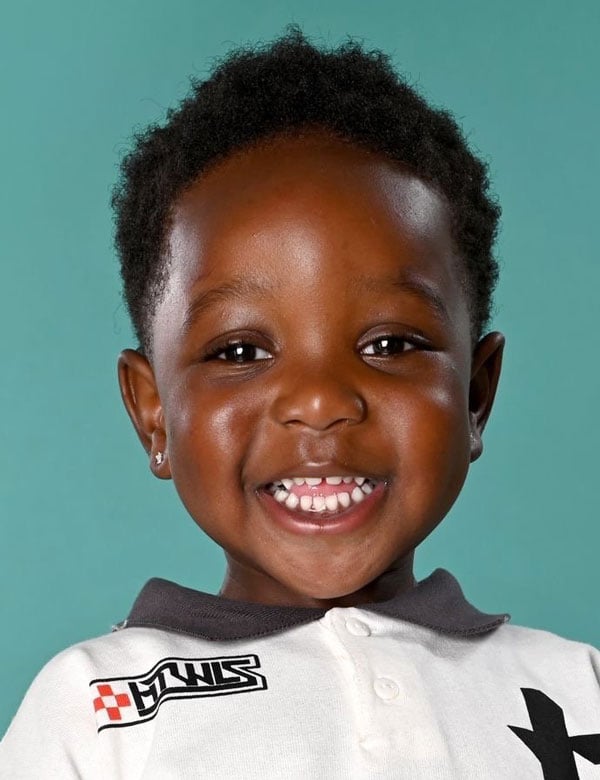 Kindermodel met zwart haar zion