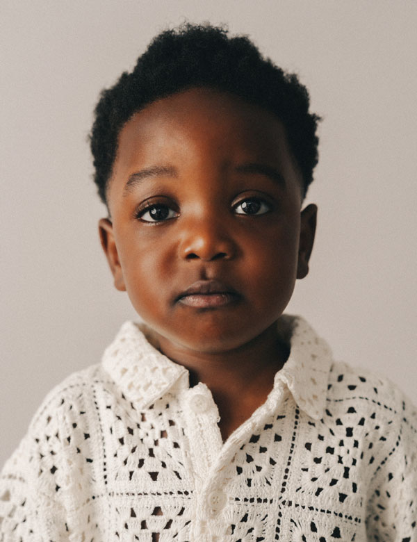 Kindermodel met zwart haar Zion