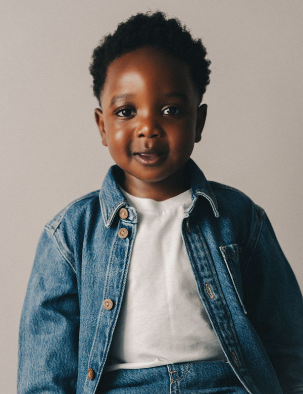 Kindermodel met zwart haar Zion