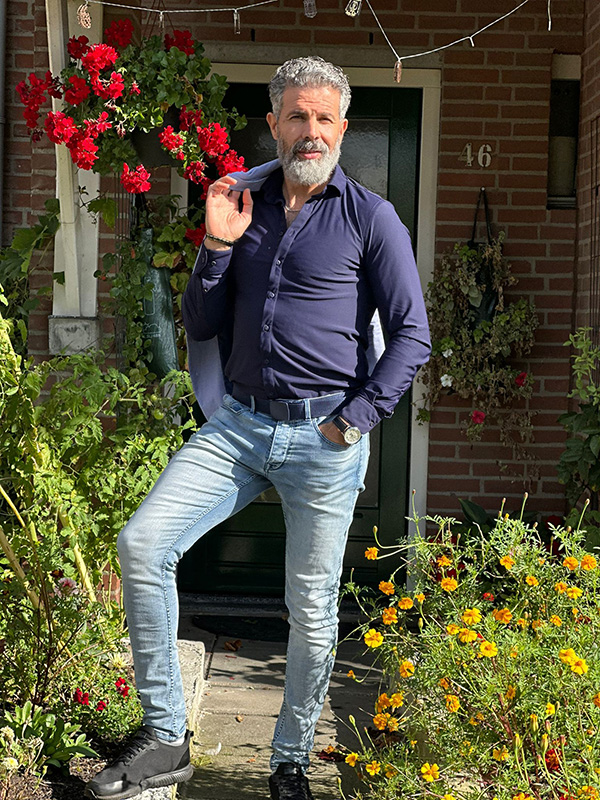 Mannelijk model met grijs haar Ahmad