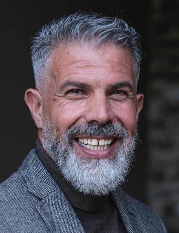 Mannelijk model met grijs haar ahmad