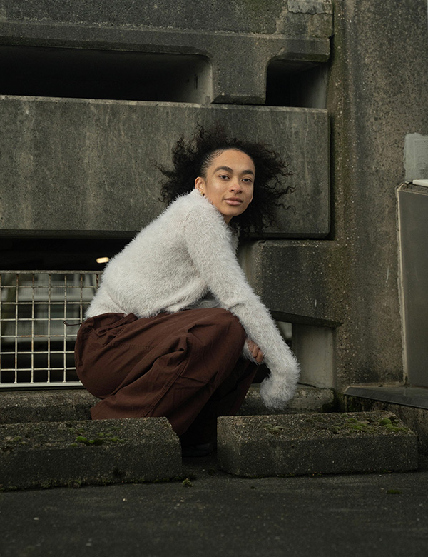 Vrouwelijk model met bruine ogen en zwart haar Chiara.