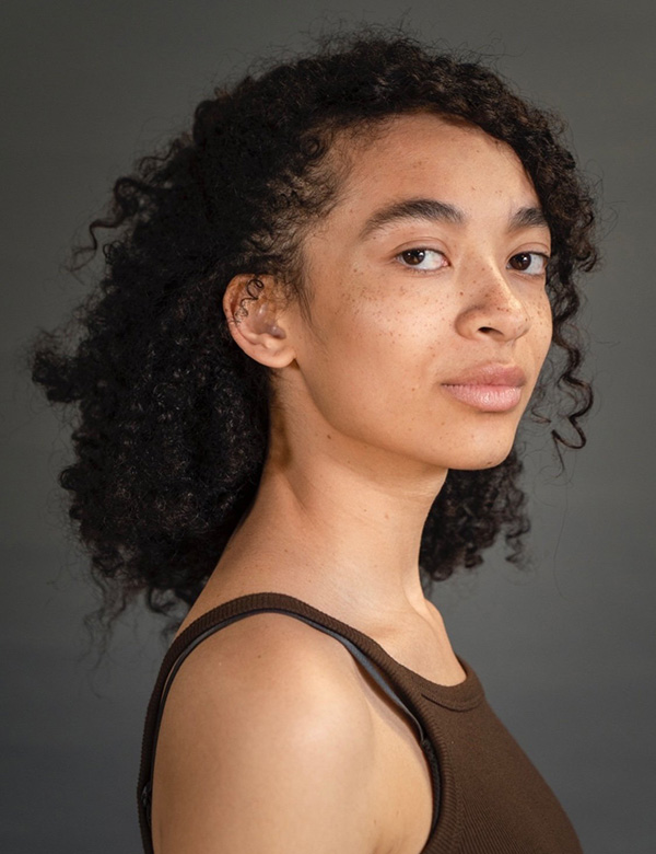 Vrouwelijk model met bruine ogen en zwart haar Chiara.