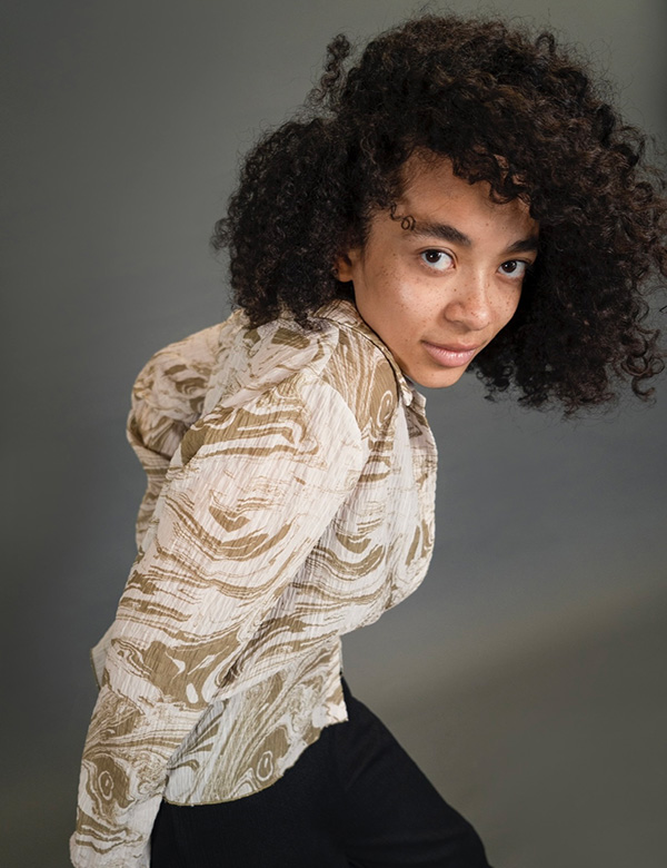 Vrouwelijk model met bruine ogen en zwart haar Chiara.