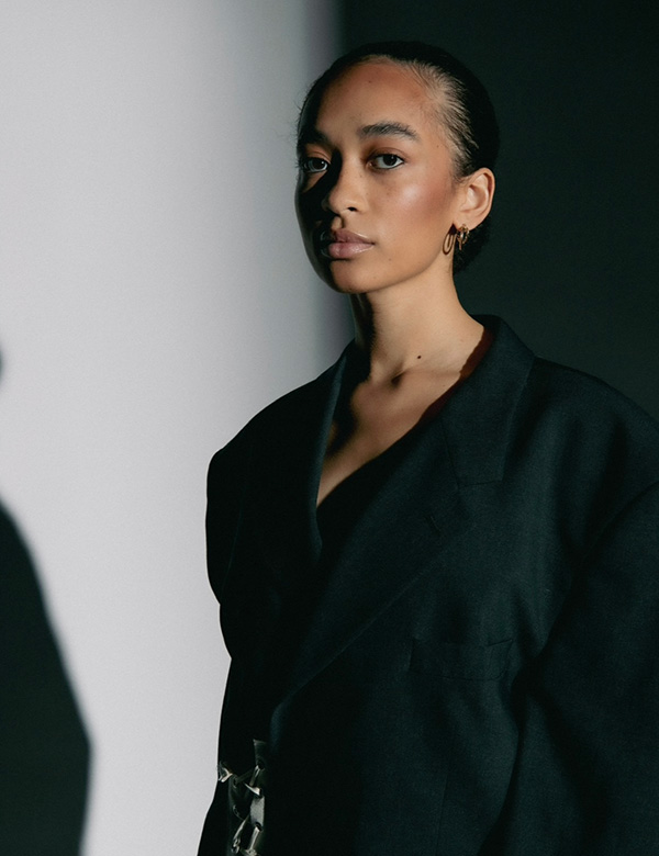 Vrouwelijk model met bruine ogen en zwart haar Chiara.