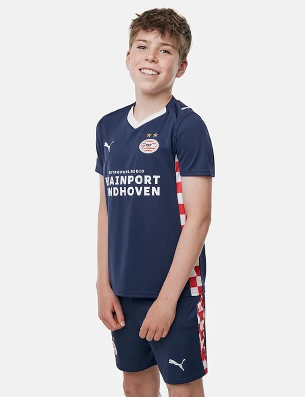 Kinderlijk model met donkerblond haar en blauwe ogen Cas.