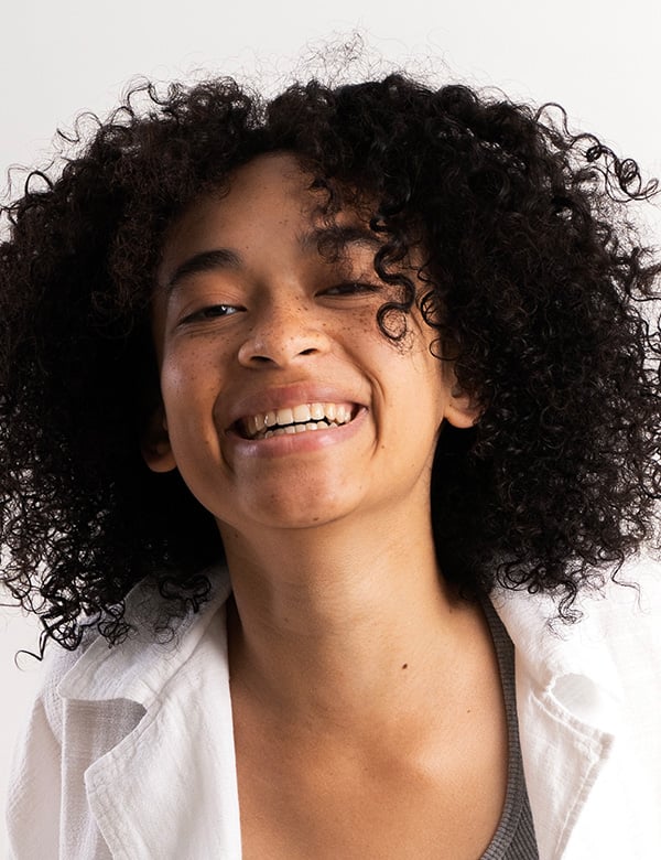 Vrouwelijk model met bruine ogen en zwart haar chiara.