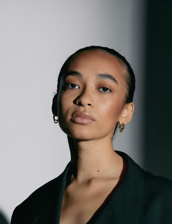 Vrouwelijk model met bruine ogen en zwart haar Chiara.