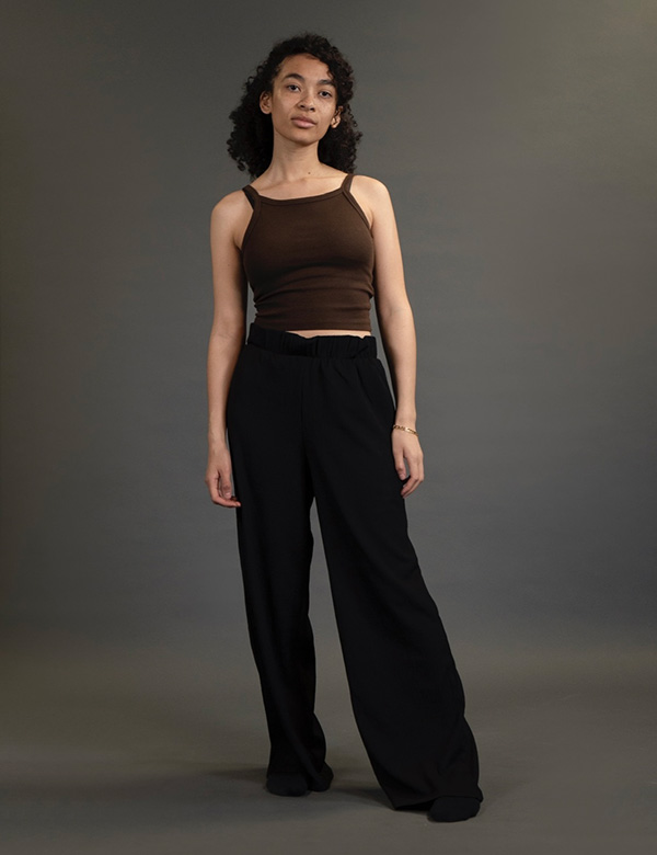 Vrouwelijk model met bruine ogen en zwart haar Chiara.
