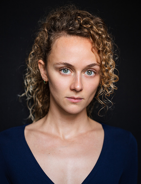 Vrouwelijk model met blond krullend haar Eline B.