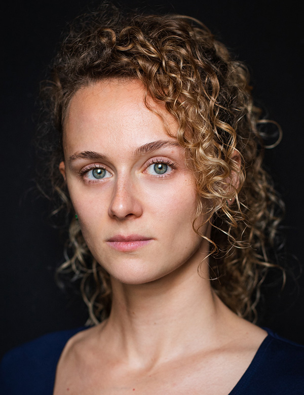 Vrouwelijk model met blond krullend haar Eline B.