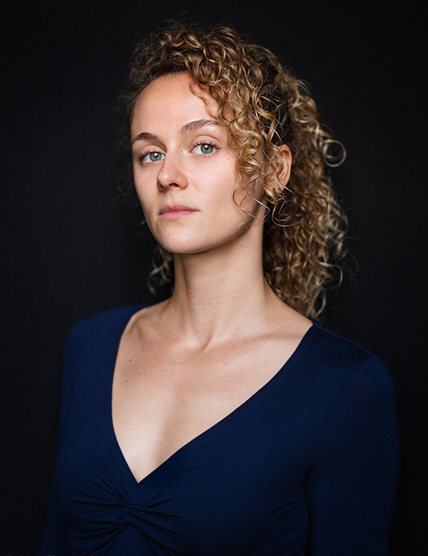 Vrouwelijk model met blond krullend haar Eline B.