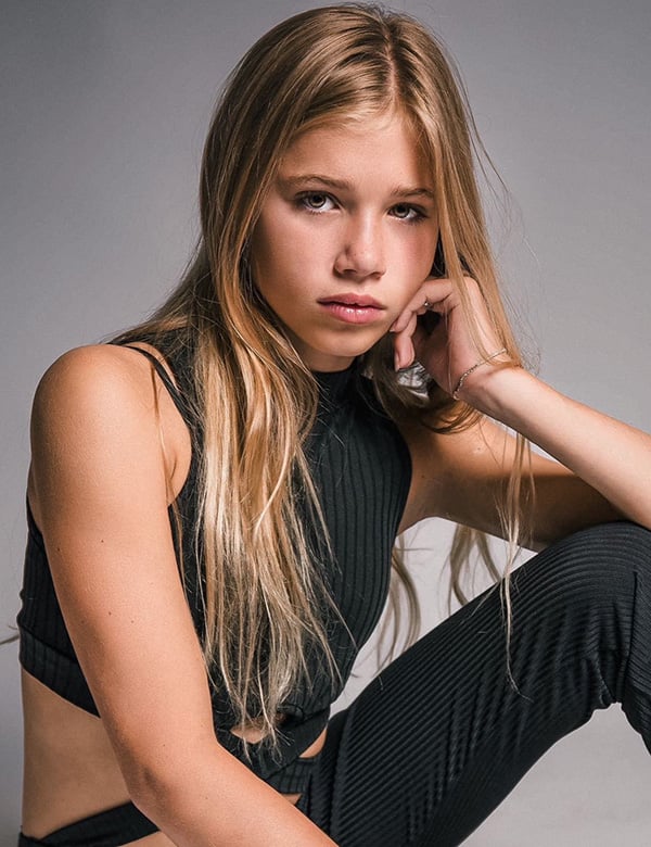Kindermodel met blond haar Evie