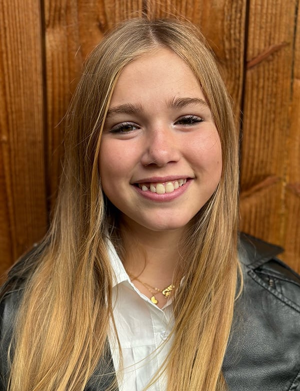 Kindermodel met blond haar evie