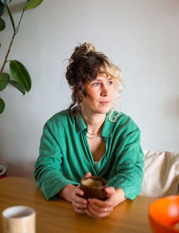 Vrouwelijk model met krullend bruin haar Juliette O.