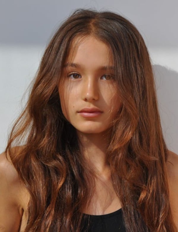 Tienermodel met bruin haar en bruine ogen Kima