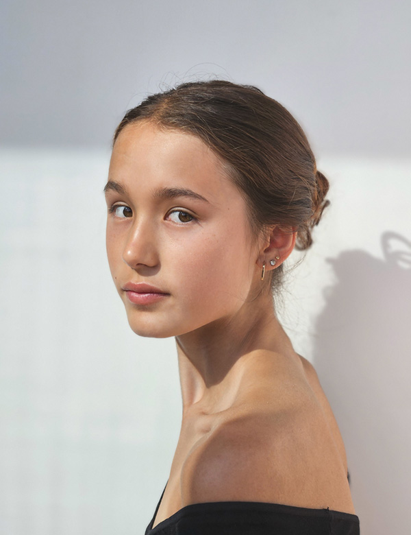 Tienermodel met bruin haar en bruine ogen Kima