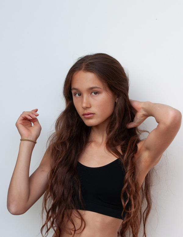 Tienermodel met bruin haar en bruine ogen Kima