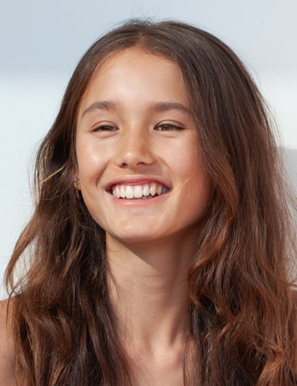 Tienermodel met bruin haar en bruine ogen kima