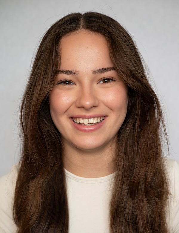 Kindermodel met bruin lang haar lima