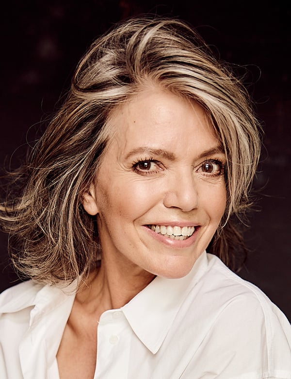 Vrouwelijk model met grijs haar marie-jose
