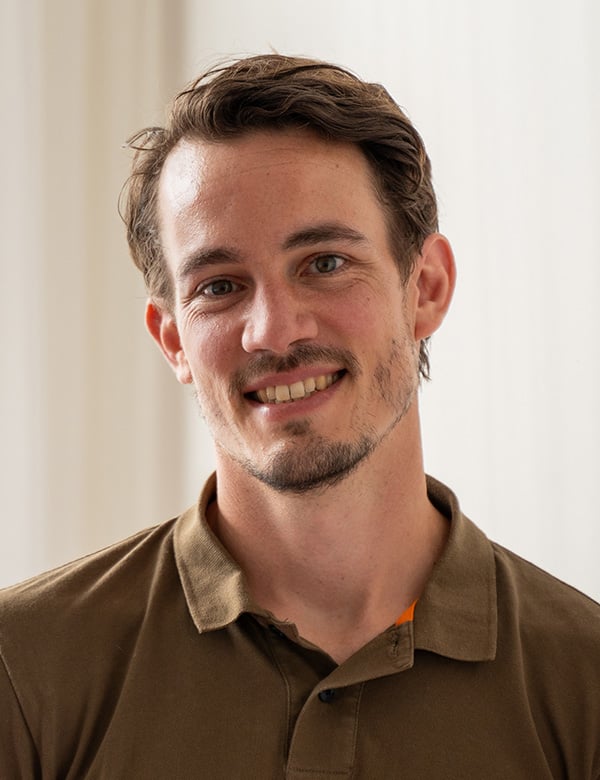 Mannelijk model met kort bruin haar en een baard ronnie p.