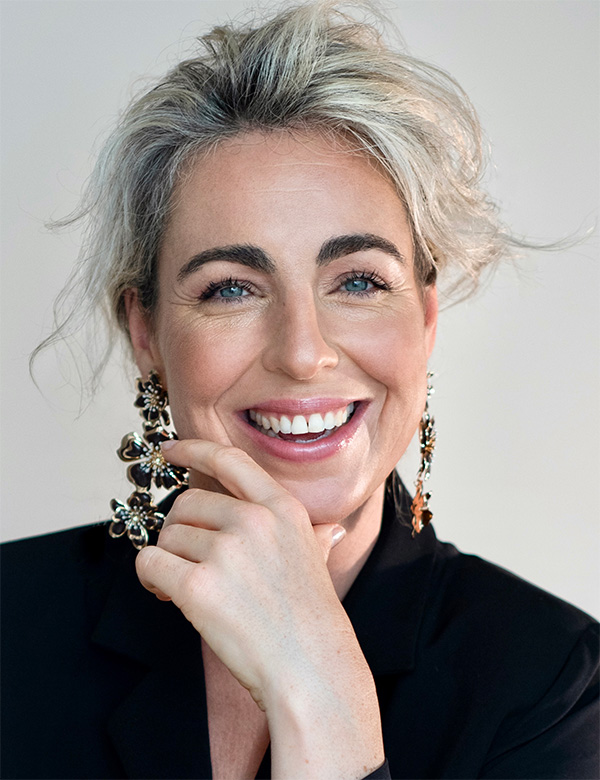 Vrouwelijk model met blond haar vienne b.