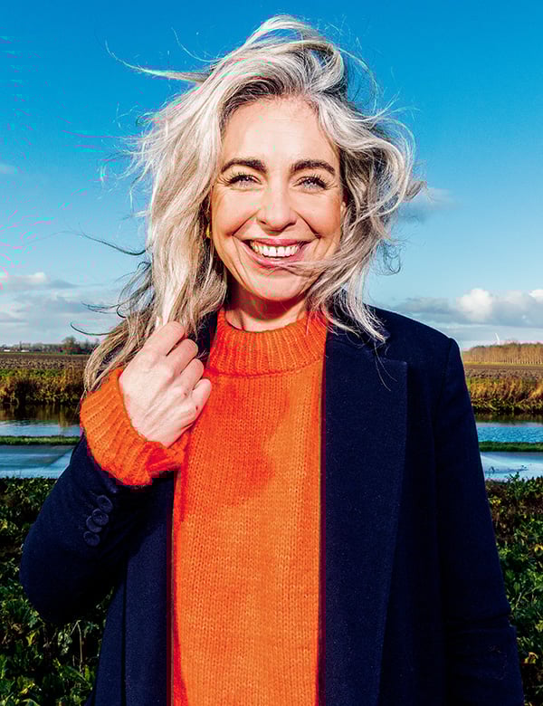 Vrouwelijk model met blond haar en blauwe ogen Vienne B.