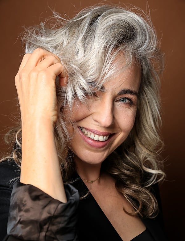 Vrouwelijk model met blond haar en blauwe ogen Vienne B.