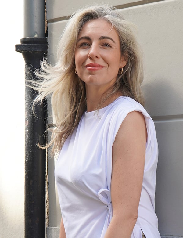 Vrouwelijk model met blond haar en blauwe ogen Vienne B.