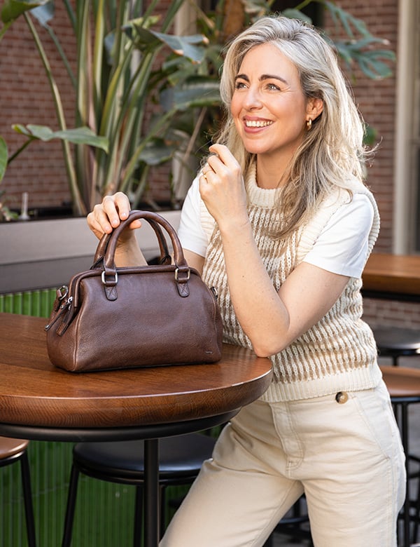 Vrouwelijk model met blond haar en blauwe ogen Vienne B.