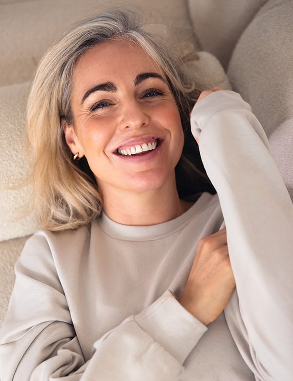 Vrouwelijk model met blond haar en blauwe ogen Vienne B.