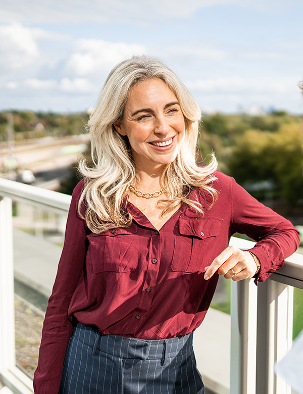 Vrouwelijk model met blond haar en blauwe ogen Vienne B.