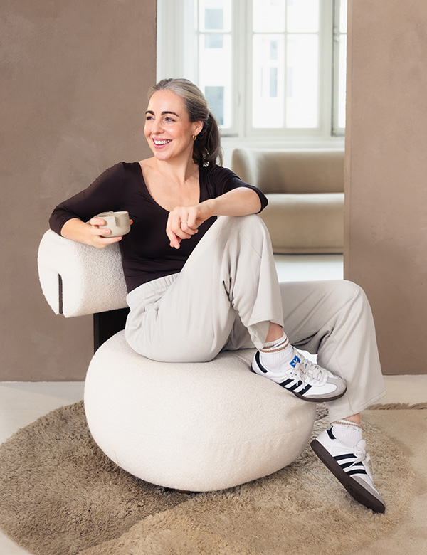 Vrouwelijk model met blond haar en blauwe ogen Vienne B.