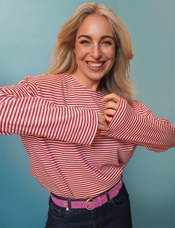 Vrouwelijk model met blond haar en blauwe ogen Vienne B.