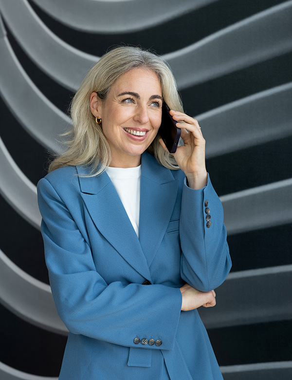 Vrouwelijk model met blond haar en blauwe ogen Vienne B.