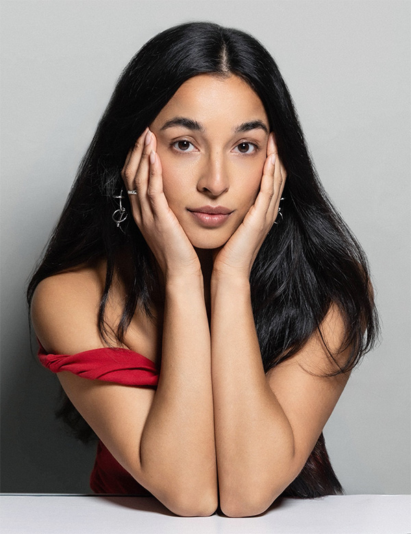 Vrouwelijk model met zwart haar Anna S.
