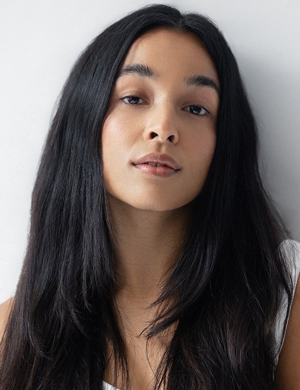 Vrouwelijk model met lang donker haar anna s.