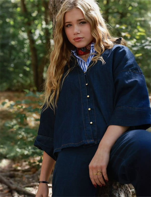 Tienermodel met blond haar Evie