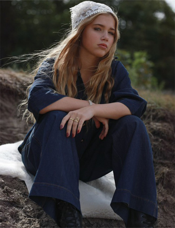 Tienermodel met blond haar Evie