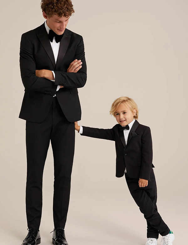 Kinderlijk model met blond haar James K.