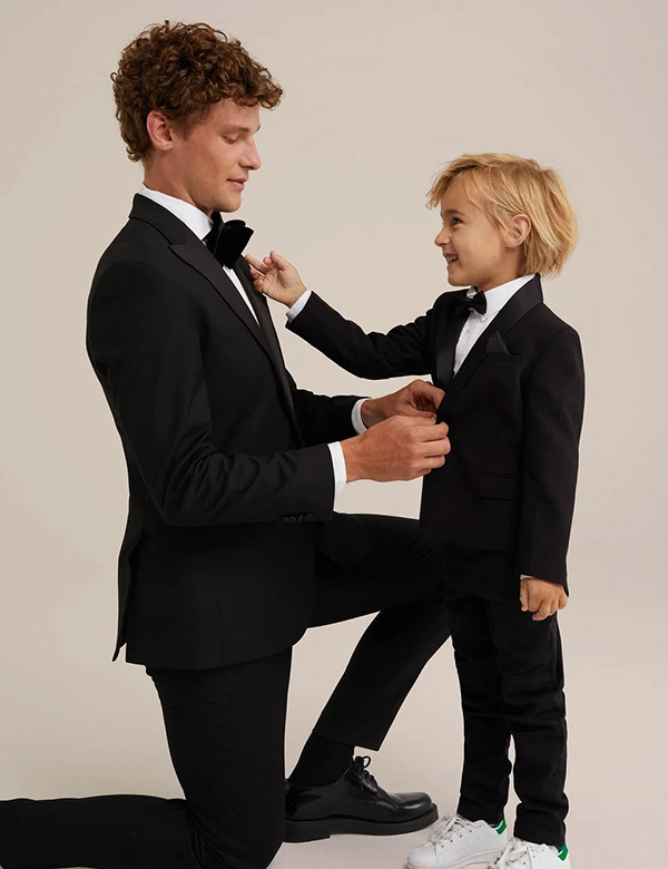 Kinderlijk model met blond haar James K.
