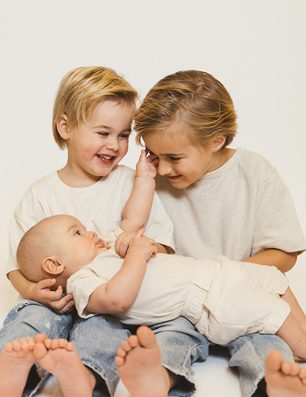 Kinderlijk model met blond haar James K.