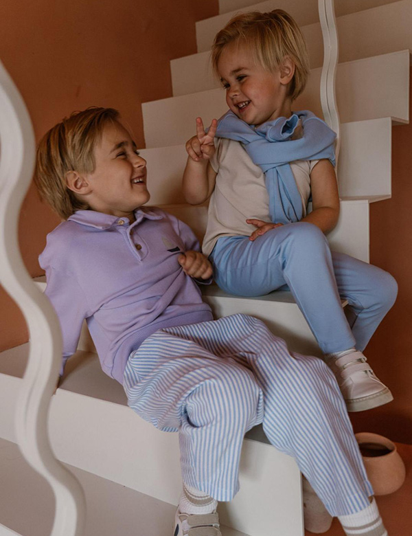 Kinderlijk model met blond haar James K.