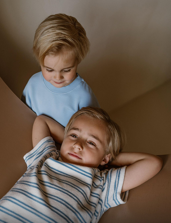 Kinderlijk model met blond haar James K.