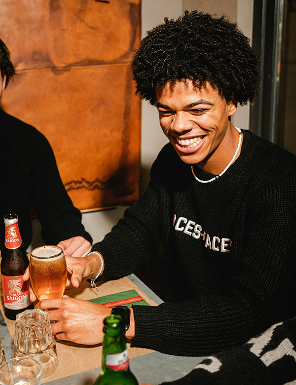 Mannelijk model met bruine ogen Jordan