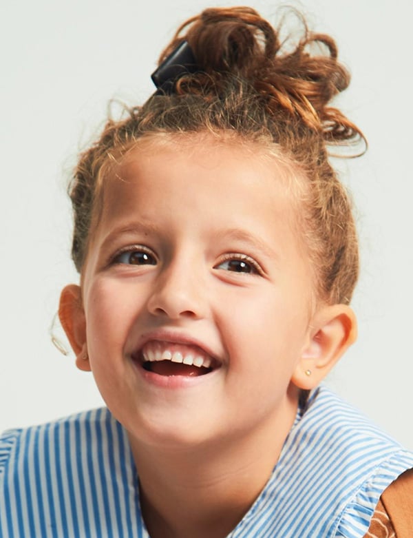 Kindermodel met bruine krullen kenza