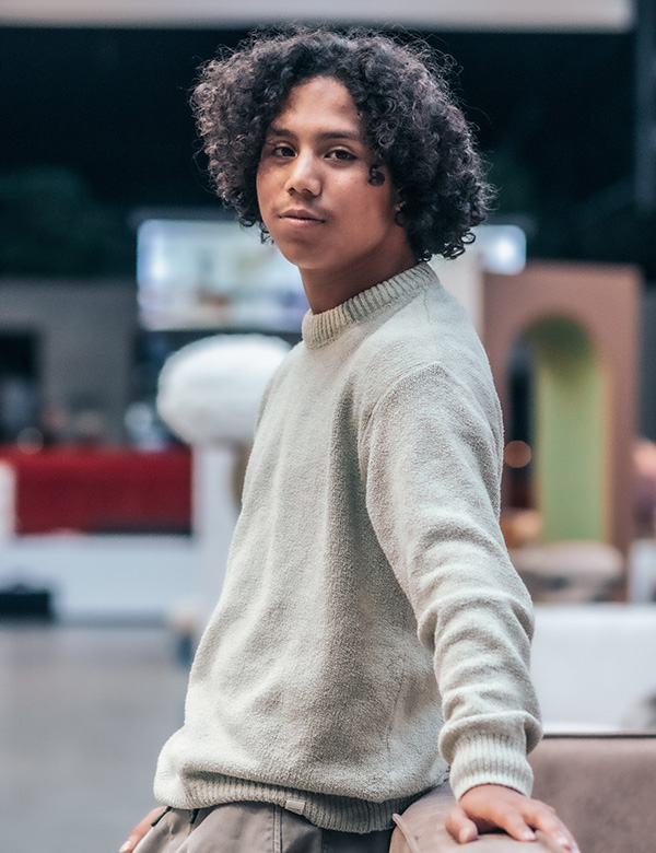 Mannelijk model met zwart krullend haar Mack.